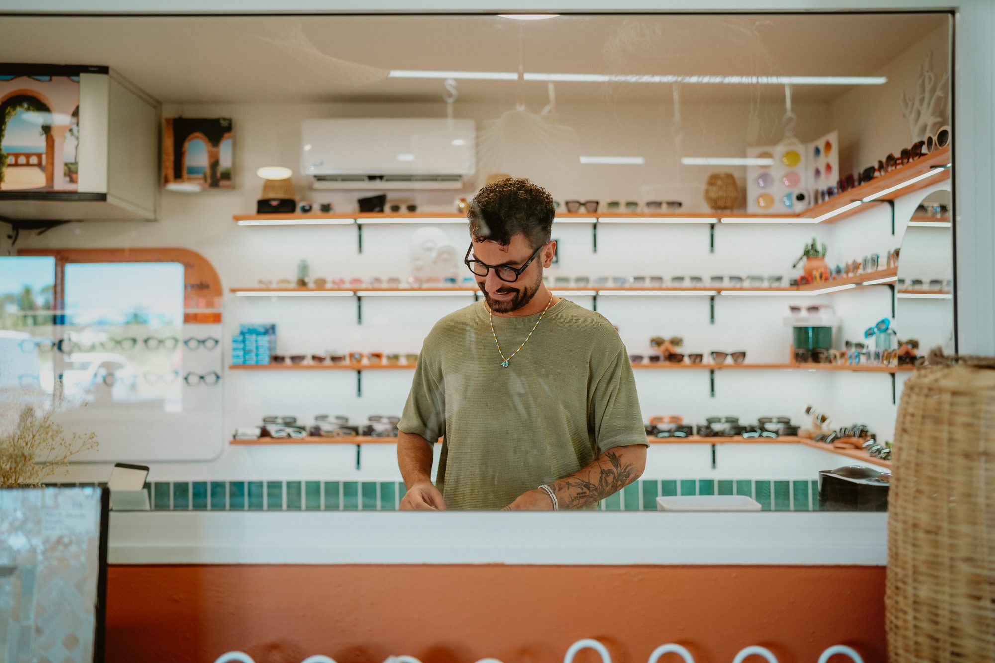 Romain Husson derrière le comptoir de sa boutique, à Saint-François
