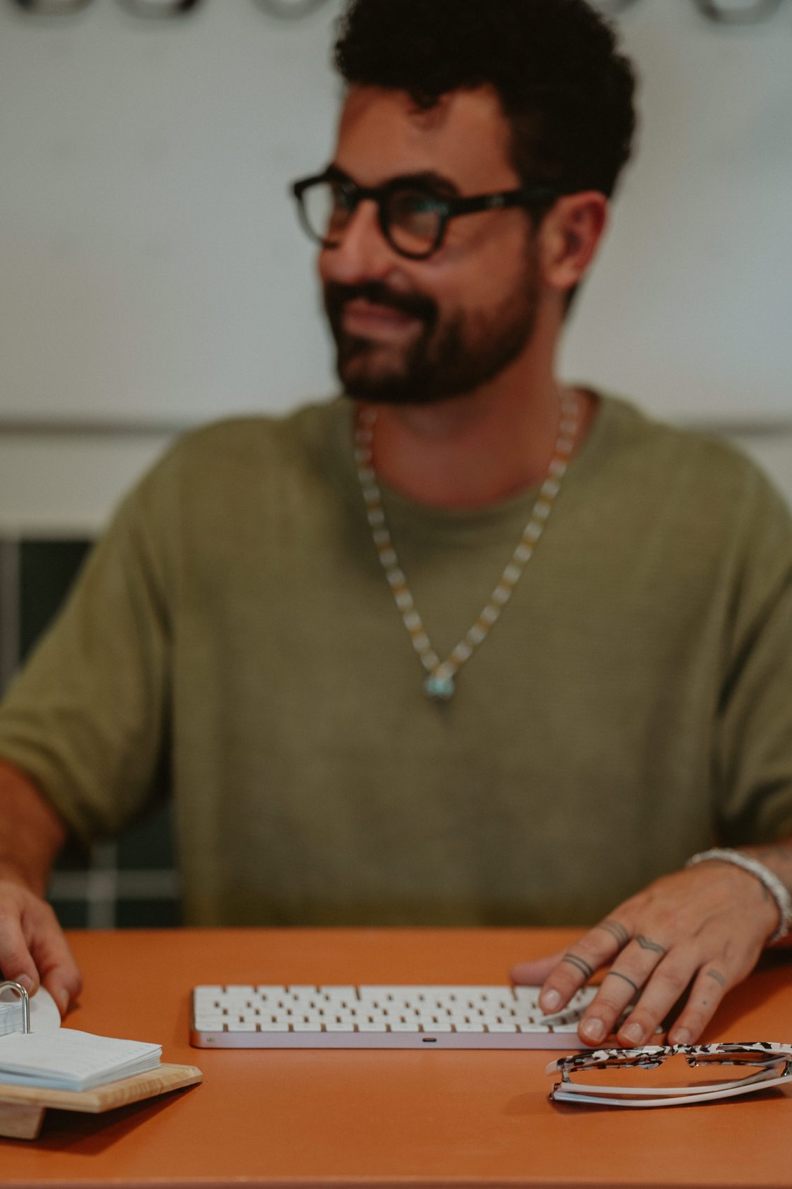 Romain Husson à sa table de travail, à l'atelier