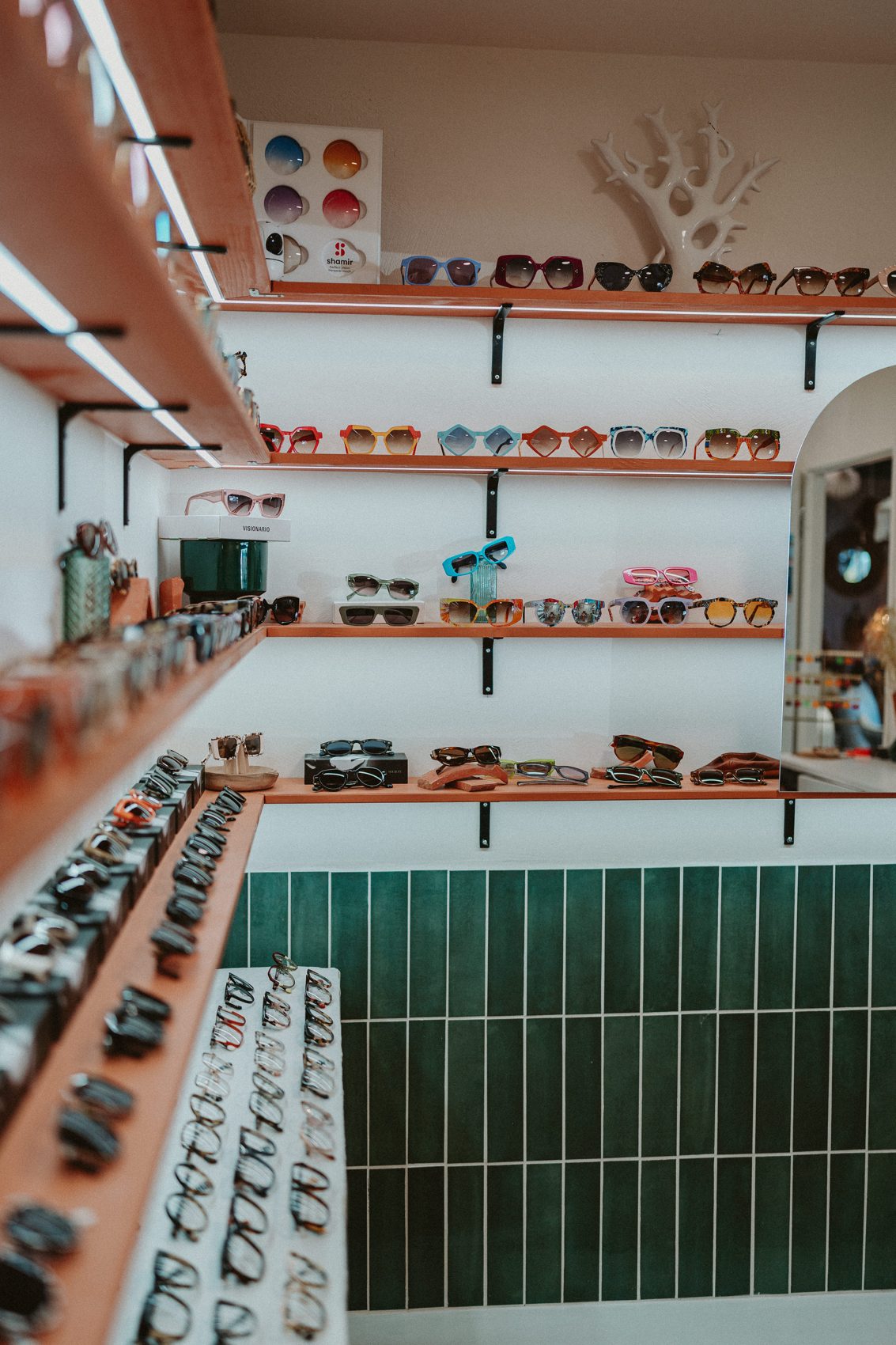 Le mur de montures de la boutique Husson Création
