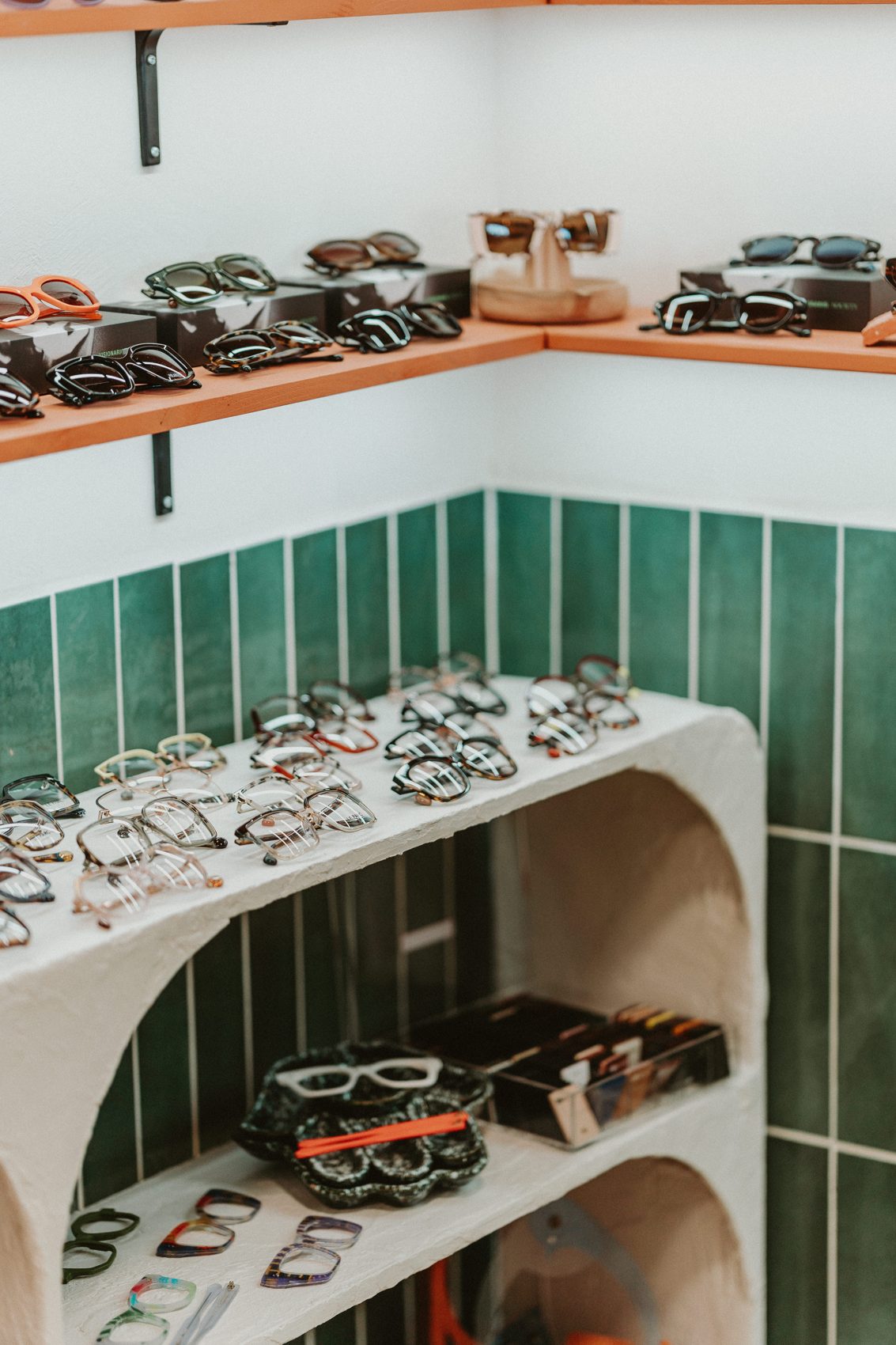 Les étagères de montures de la boutique