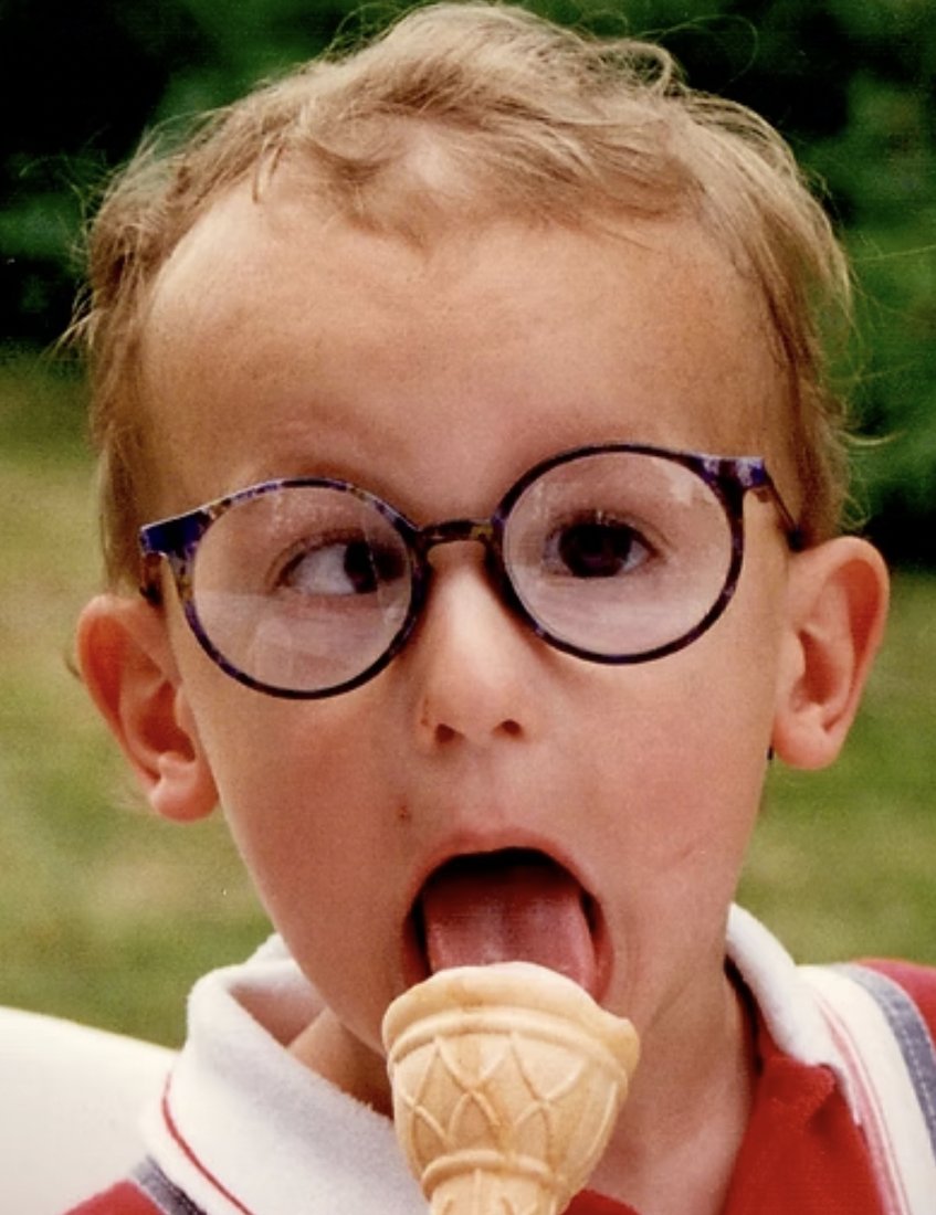 Romain enfant, lunettes rondes, avant les opérations du strabisme
